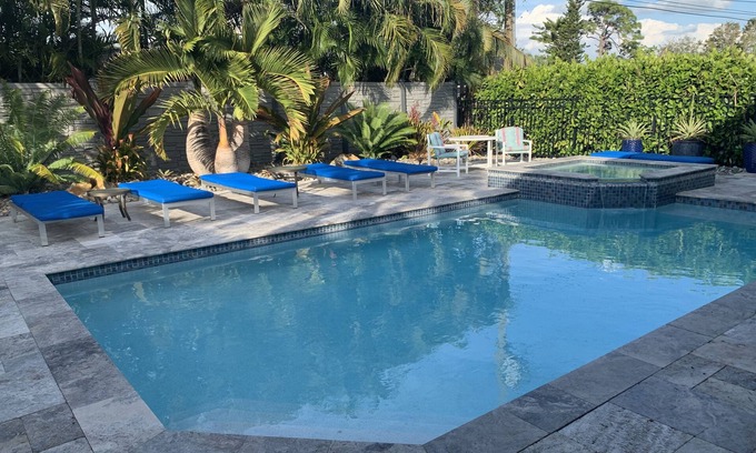 Naples Park Villa | Villa de Charme :Heated Salt Water Pool & Spa, Walk to the Beach, Summer is Open