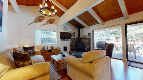 Mammoth Lakes House | Villa De Los Pinos Year-Round Activities Nearby Shopping & Restaurants
