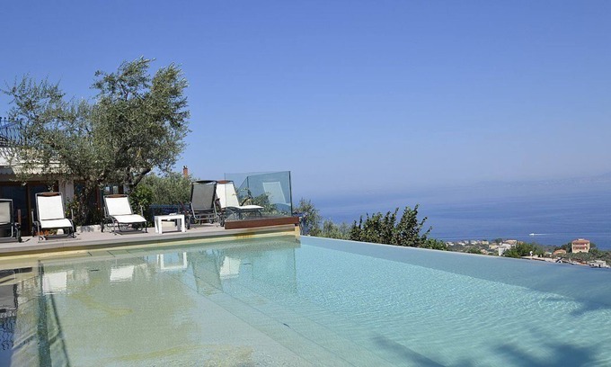 Priora Villa | Villa Dulcibella: A splendid villa located on a hillside, facing the sea, with Free WI-FI.