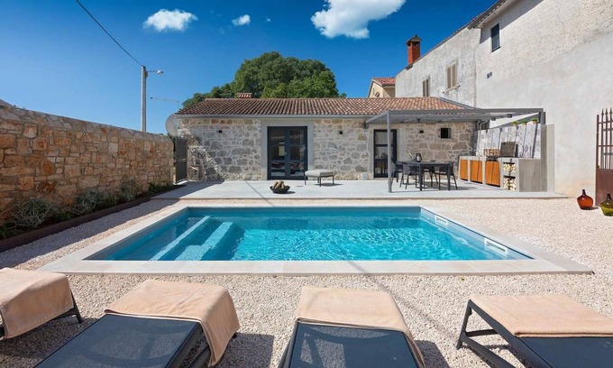 Vrznaveri Villa | Villa Dvori with pool