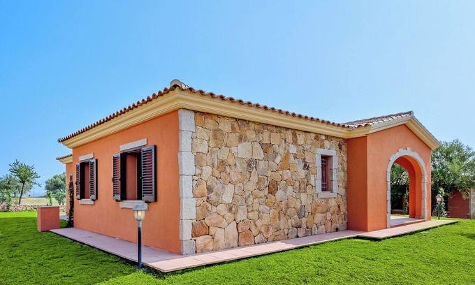 Badualga Villa | Villa "Edo" with Private Terrace, Air Conditioning & Wi-Fi