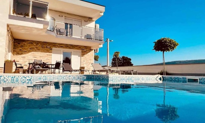 Zavala Villa | Villa Ella