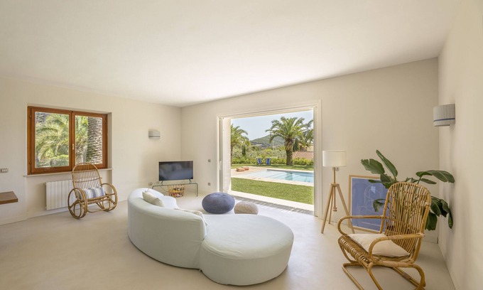 Lacona Villa | Villa Elle: renovated Villa with pool and air conditioning.
