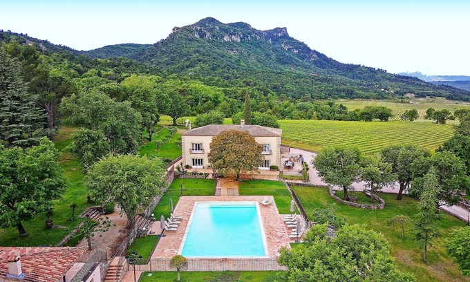 La Celle House | Villa Engardin, nestled in the heart of the vineyards, offers absolute comfort and calm.