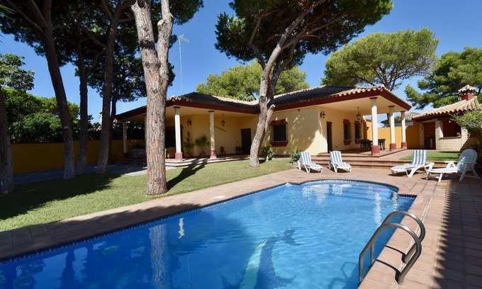 Chiclana de la Frontera Villa | Villa with wonderful garden, big BBQ area and pool