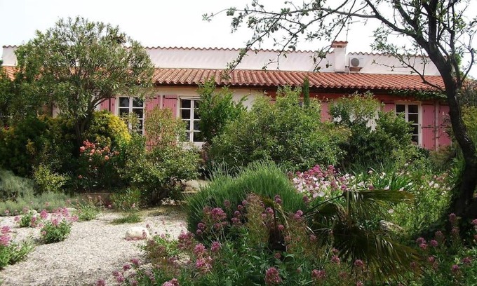Villeneuve-de-la-Raho House | Villa familale avec piscine et jardin boisé