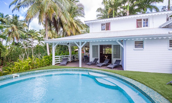 Sainte-Rose Villa | Villa Familiale Avec Piscine Privée à 5 Minutes de la Plage!