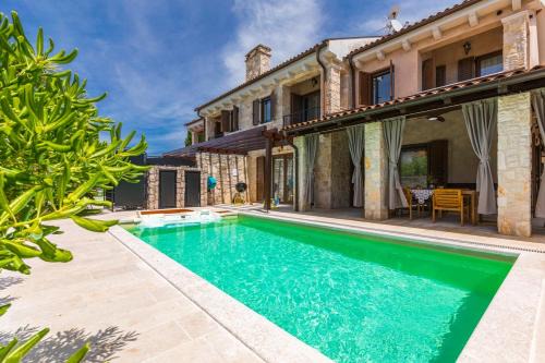 Porat Villa | Villa Fina