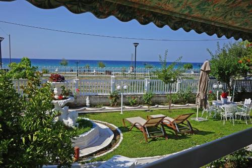Nea Propontida Villa | Villa Fofo - Beautiful Sea Front Villa with 650m2 garden