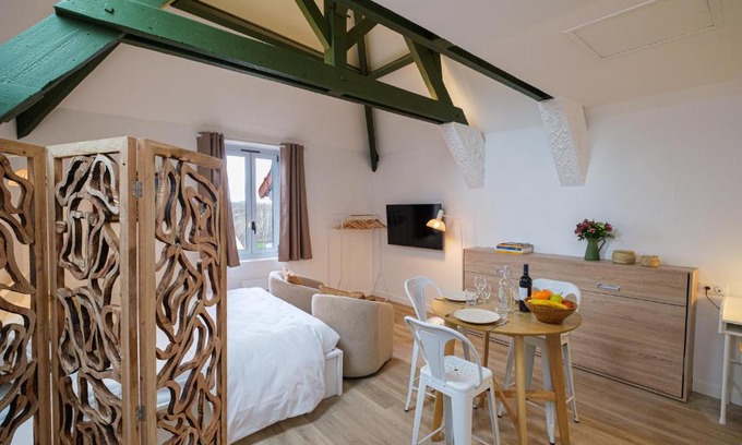 Quincy-Voisins Apartment | Villa Forestière Studio l'Olivier