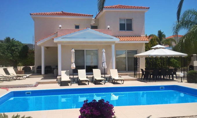 Peyia Town Villa | Villa Foster - 4 Bedroom Holiday Villa in Peyia with Open Views to the Sea