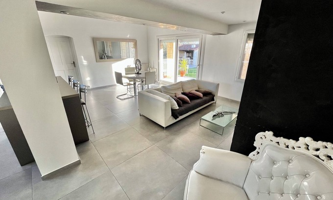 Port-Saint-Louis-du-Rhone House | Villa with beautiful master suite and beautiful garden pool