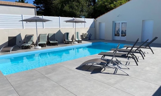 Saint-Gilles-Croix-de-Vie Villa | Villa with terrace for 10, 700 m from the beach, 400 m from shops and market