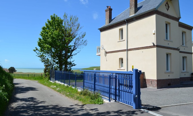Sainte-Marguerite-sur-Mer Villa | Villa Chante-Brise: magnificent view of the sea and the cliffs 12 km from Dieppe