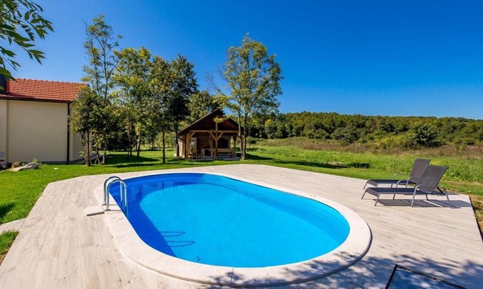 Plaski House | Villa Green house - shared pool & BBQ