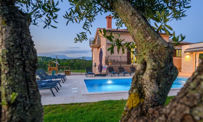 Nedescina Villa | Villa Green Olive: Pool, Privatsphäre und Stilvolles Refugium