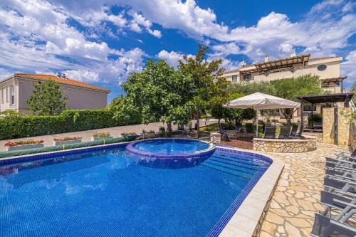 Linardici Apartment | Villa Haya with heated pool