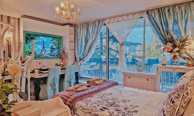 Sevres Apartment | Villa Hestia Paris 16e - Suite with balcony and bathtub