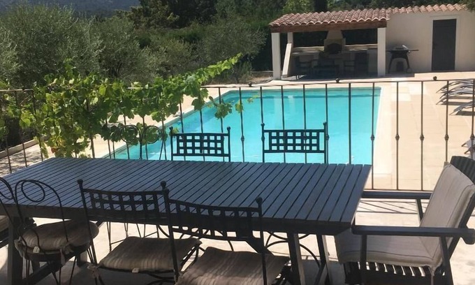 Vauvenargues Villa | Villa In a Charming Provençal Village - Home To Château Picasso
