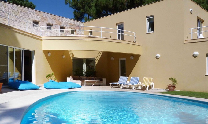 Charneca de Caparica e Sobreda Villa | Villa in a golf resort near the beach and lisbon