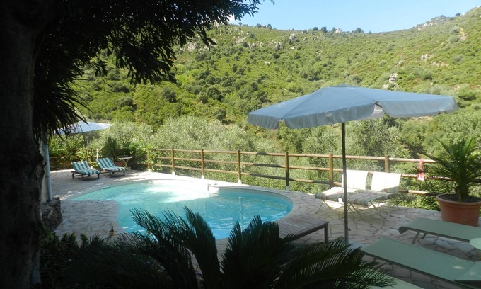 Collioure Villa | Villa in Collioure with swimming pool surrounded by vineyards with mountain views