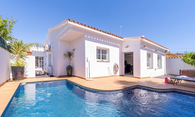 Empuriabrava House | Villa in Empuriabrava with Private Pool