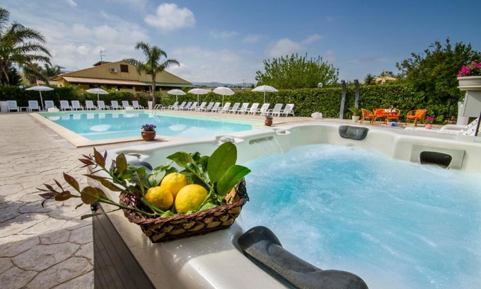 Piana Calzata House | Villa in recidence a 100 metri dal mare con servizio di piscina a 100 metri vicino Cefalu
