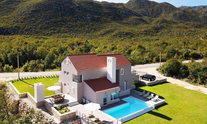 Tucepi Villa | Villa in Župa with Infinity Pool & Biokovo Views