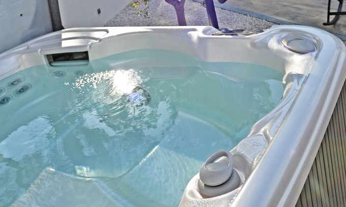 Meyrargues Villa | Villa-jacuzzi-1chb-jardin-10minsAixEnPce-QuartierChic