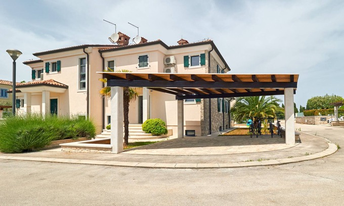 Basanija Villa | Villa Jazzbina - Three Bedroom Villa with Terrace