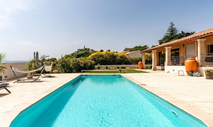 Crillon-le-Brave Villa | Villa 'L'ecrin Du Ventoux' with Mountain View, Wi-Fi and Air Conditioning