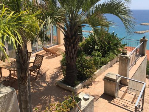 Menton Apartment | Villa l'ensoleillée vue panoramique mer, 250 m de la plage et du centre ville