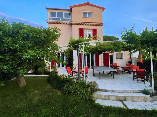 Plaine de la Brague House | Villa la Croix Lorette- 190m2, 10 personnes max, 65m2 de Terrasse, Barbecue, 200m2 de Jardin, parking, wifi, vue mer,10min à pied plage de Galets
