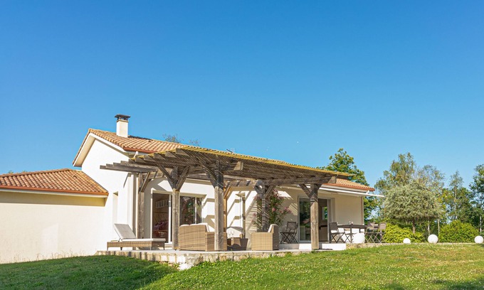 Eyjeaux House | Villa Les Papillons: Haven of Peace and Comfort