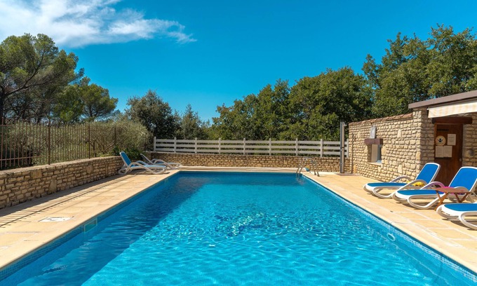 Lioux Villa | Villa "Les Vallons" with private pool, garden, and Wi-Fi