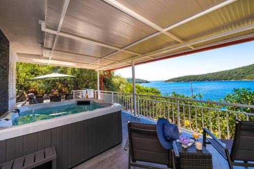 Molunat Villa | Villa Lora