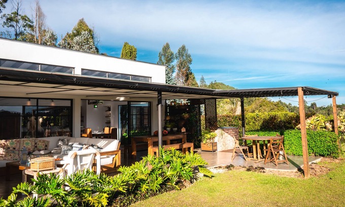 Retiro Villa | Villa Lorena
