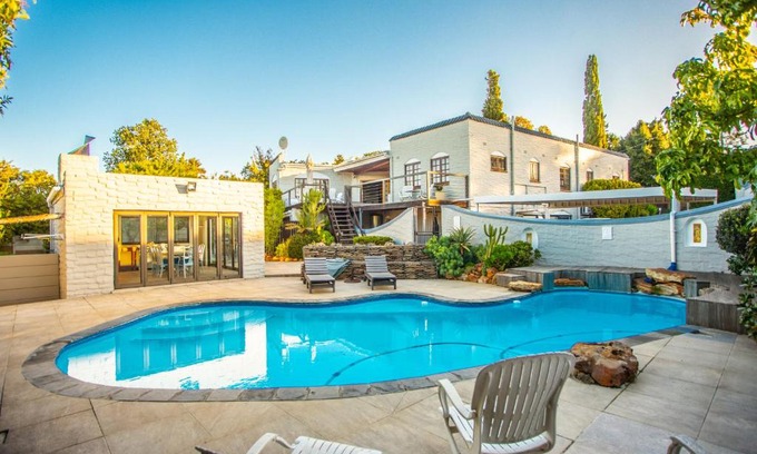 Bellville House | Villa Luisa: Sun-filled hidden gem with Pool.