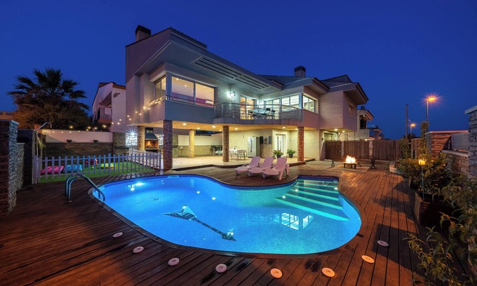 Reus Villa | Villa "Luxury Rock TIRRI" with Private Pool, Covered Terrace and Wi-Fi