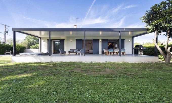 Hyeres Villa | Villa 'Malost' with Private Terrace, Wi-Fi and Air Conditioning