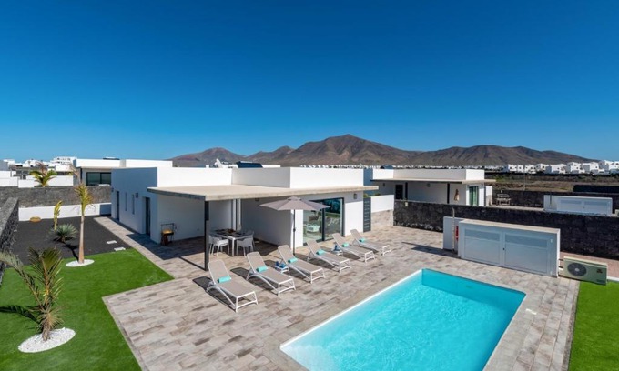 Playa Blanca Villa | Villa Malvasia by Villa Plus