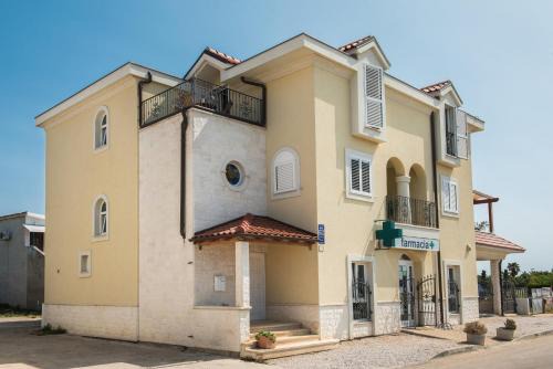 Tribunj Apartment | Villa Manda with sea view, 2 terraces & parking