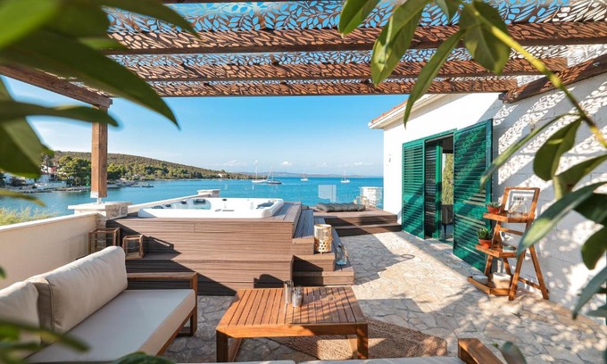 Zman Villa | Villa Mare Vista
