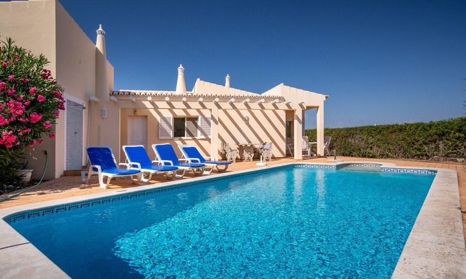 Alfarrobeira Ski Chalet | Villa Maren, quiet residential area, private pool