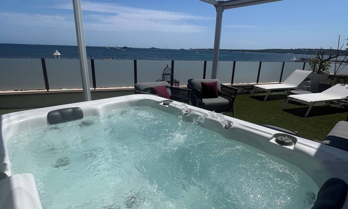Pointe Croisette Villa | Villa Marsa les Pieds Dans L'eau, Pointe Croisette, Palm Beach