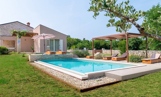 Brajkovici Villa | Villa Marten with Fenced Garden and Private Infinity Pool