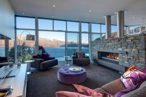 Fernhill Villa | Villa Matau- Gas Fire- Lake Views- AC- BBQ