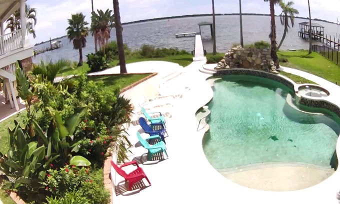 Tropic Apartment | Villa Melbourne Master BR suite w/King bed/heated Pool