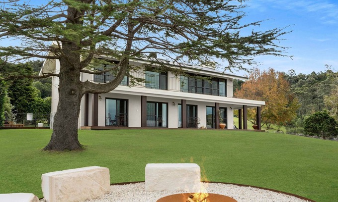 Meroo Meadow House | Villa Meroo Pay 2 stay 3 when booking a weekend May - September