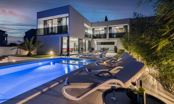 Medulin Villa | Villa Miaa newly built modern villa in Medulin for 9 people with heated swimming pool & jacuzzi